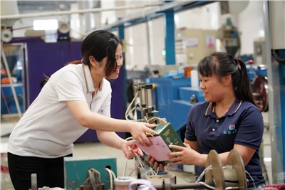 感恩母親 送愛到崗 | 湘聯(lián)電纜開展母親節(jié)關(guān)愛活動！